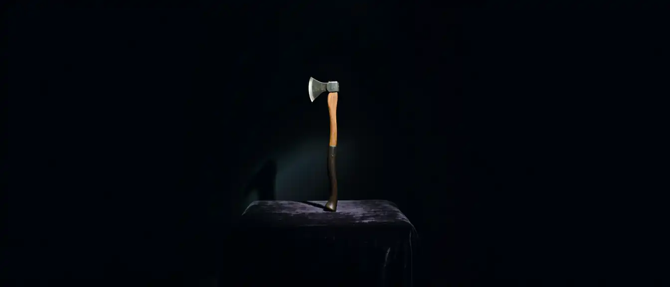 Аукцион Bonhams в Лондоне выставит на торги легендарный топор из фильма «Сияние» и уникальные реквизиты Стэнли Кубрика