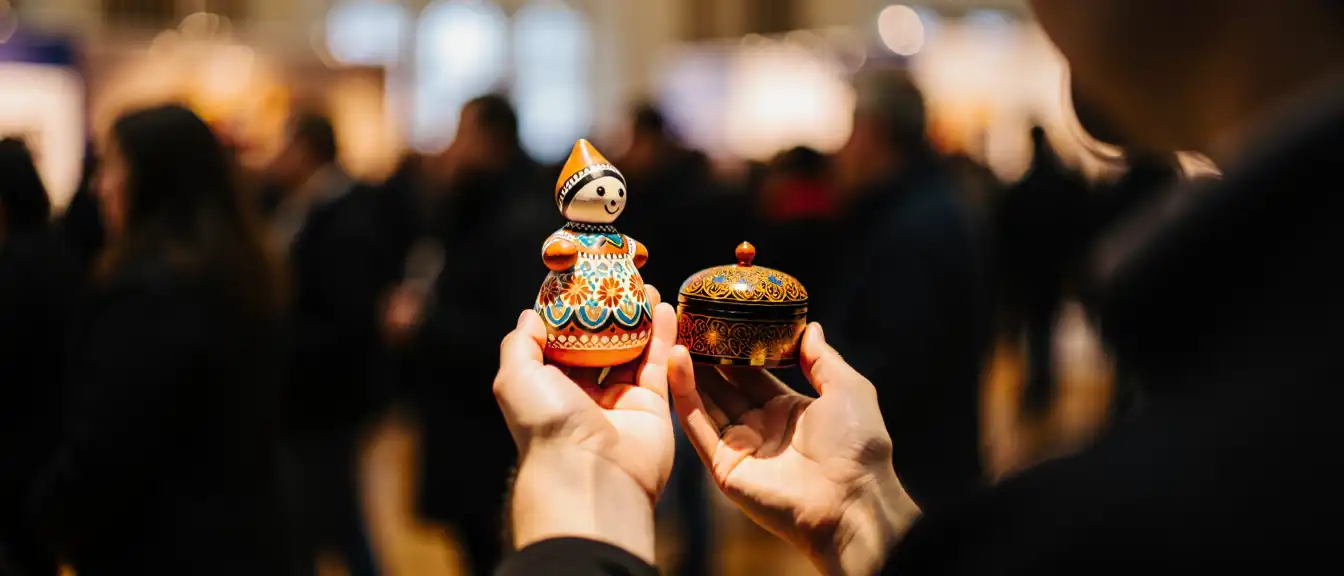Русские промыслы в объективе: Мария Захарова провела экскурсию по выставке в Екатеринбурге