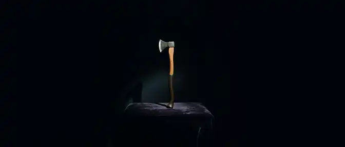 Аукцион Bonhams в Лондоне выставит на торги легендарный топор из фильма «Сияние» и уникальные реквизиты Стэнли Кубрика