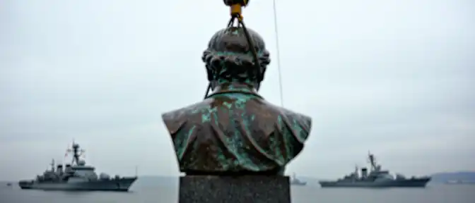 Скульптура Александра Солженицына покидает Корабельную набережную во Владивостоке ради установки в сквере Веры и Надежды